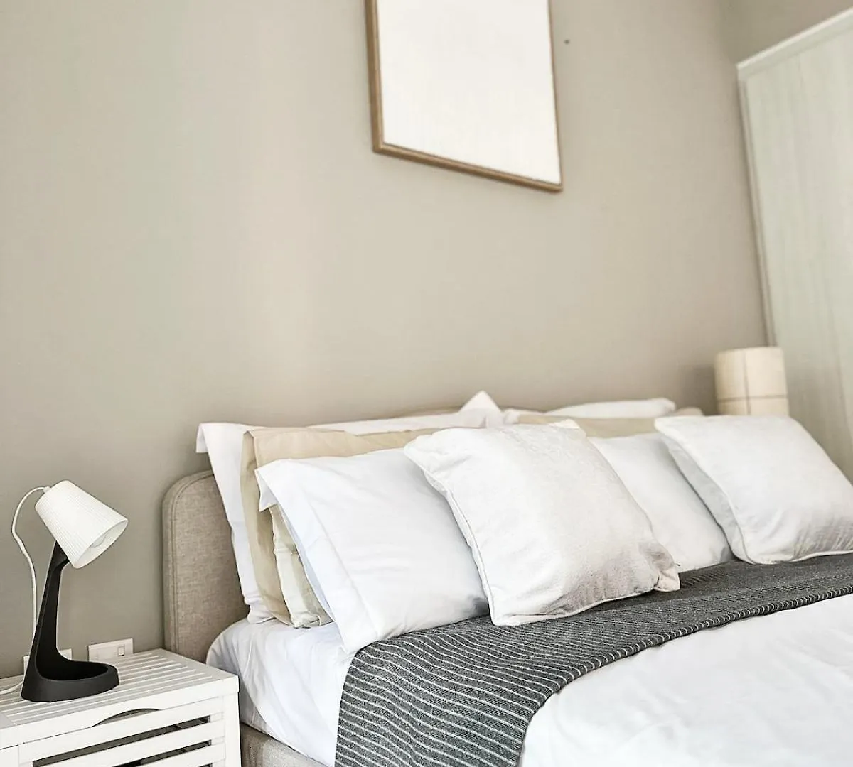 Burj Bliss - Canal-View Luxury 1Br Downtown Dubai Apartment
