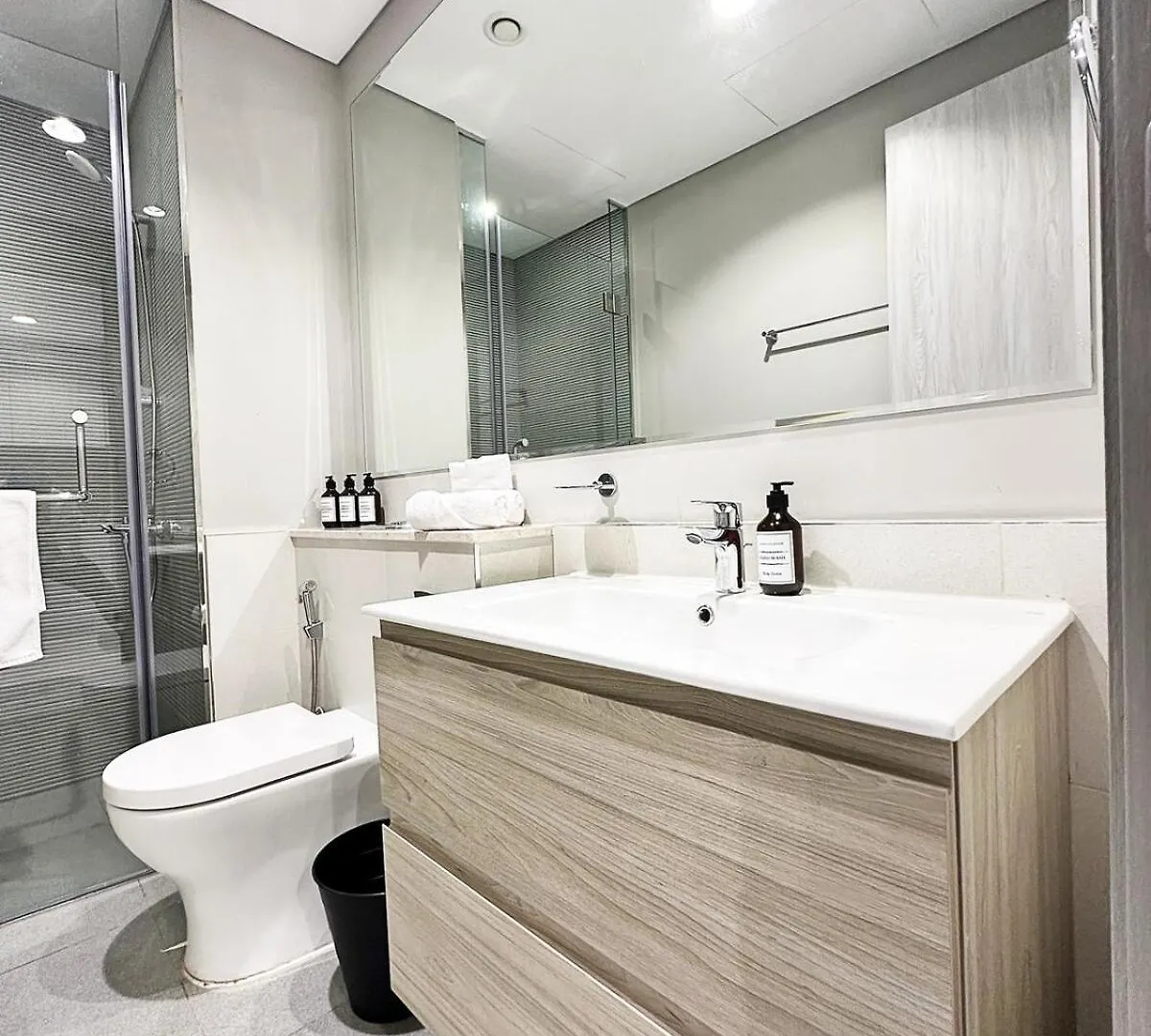 Burj Bliss - Canal-View Luxury 1Br Downtown Dubai Apartment